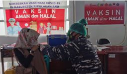 Prajurit TNI AL Gelar Serbuan Vaksinasi Kepada Masyarakat Kepulauan Aru - JPNN.com