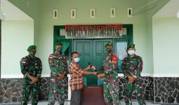 Percaya Perbatasan Aman dengan Kehadiran TNI, Warga Temajuk Menyerahkan Senpi ke Satgas Pamtas - JPNN.com