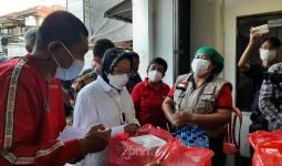 Tinjau Dapur Umum PDIP Jakarta Timur, Bu Risma Beri Pesan Penting - JPNN.com