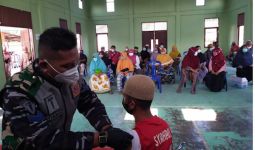Prajurit TNI AL Balikpapan Gelar Vaksinasi Kepada Masyarakat Pesisir Pantai Lango - JPNN.com