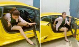 Alamak, Aktris Cantik Ini Kesulitan Saat Masuk Supercar - JPNN.com