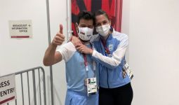 Romantis Banget, Pelatih Anggar Argentina Mendadak Berlutut di Depan Atletnya Sambil Meminta - JPNN.com