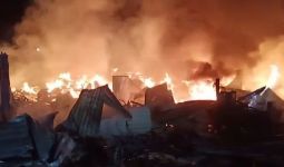 Gudang Mebel dan Gas Terbakar, Seperti Ini Dahsyatnya - JPNN.com