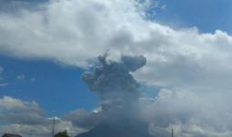 Gunung Sinabung Erupsi, Abu Vulkanik Menyembur Setinggi 4.500 Meter, Waspada - JPNN.com
