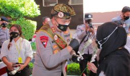 Irjen Iqbal Serahkan Bansos dari Akpol 91 ke Para Nakes, Dokter Lalu Terharu - JPNN.com