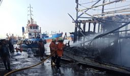 Kapal Nelayan Terbakar di Jakarta Utara - JPNN.com