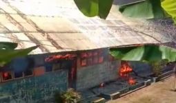 Kadir Melihat Api Begitu Cepat Membakar Gedung Sekolah - JPNN.com