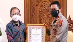 Bali Patut Berbangga, Koster Diganjar Pin Emas Jenderal Listyo Prabowo, Ternyata Karena Ini - JPNN.com