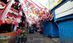 Jelang HUT ke-76 RI, Pasar Jatinegara Ramai Jual Serba-serbi Merah Putih - JPNN.com