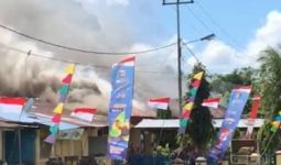 Detik-Detik Massa Menyerang dan Membakar Kantor Polsek Nimboran, Terungkap Pemicunya - JPNN.com