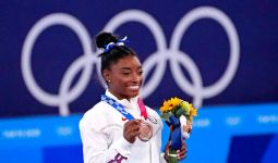 Simone Biles Akhirnya Tinggalkan Olimpiade Tokyo dengan Sumbangan Medali - JPNN.com