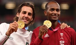 Mengharukan, Dua Atlet Ini Sepakat Berbagi Medali Emas Olimpiade Tokyo - JPNN.com