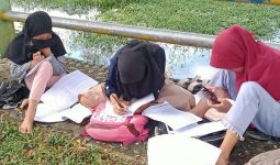 Jaringan Internet Sulit, Pelajar Terpaksa Belajar di Tepi Sungai, Pimpinan DPD RI Merespons Begini - JPNN.com