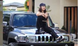 Sebelum Berurusan dengan Polisi, Dinar Candy Suka Pamer Pose di Depan Mobil Mewah - JPNN.com