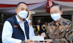Heru Budi Hartono Serahkan Bantuan Rp 2 Miliar, Hati Wali Kota Surabaya Bergetar - JPNN.com