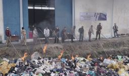 Bea Cukai Teluk Nibung Memusnahkan 1.567 Paket Pakaian Bekas dengan Cara Dibakar - JPNN.com