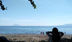 Tempat Wisata Ditutup, Warga Manado Berekreasi Gratis di Pantai Ini - JPNN.com