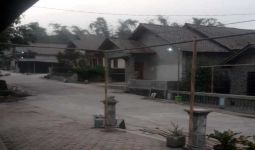 Dampak Erupsi Merapi, 4 Desa di Boyolali Hujan Abu, Begini Penampakannya... - JPNN.com