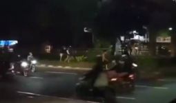 Viral, Tawuran Antarpemuda di Tebet Pakai Sajam, Polisi Langsung Sikat! - JPNN.com