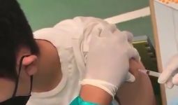 Viral, Video Warga di Pluit Diduga Disuntik Vaksin Kosong, Anak Buah Kombes Guruh Langsung Bergerak - JPNN.com