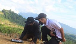 Warga Perbatasan Indonesia-Malaysia Rela Mendaki Bukit Demi Jaringan Internet  - JPNN.com