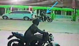 Mobil Mudiyono Dibobol Maling, Uang Ratusan Juta Rupiah Raib, Pelaku Terekam CCTV - JPNN.com