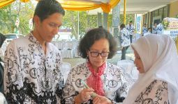 Lulus Seleksi Administrasi PPPK 2021, Guru Honorer Ini Sujud Syukur - JPNN.com
