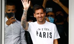 Messi Pakai Kaus Bertuliskan Paris, Fan Bersorak, Karpet Merah Digelar - JPNN.com