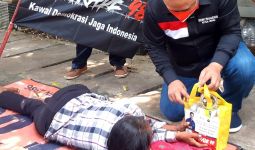 Barikade 98 Salurkan Bantuan dari Erick Thohir kepada Masyarakat Terdampak Pandemi - JPNN.com