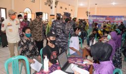 TNI AL Gelar Vaksinasi untuk Ribuan Santri Pondok Pesantren di Pasuruan - JPNN.com
