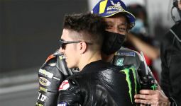 Rossi Sangat Sedih Mendengar Situasi Buruk yang Terjadi di Yamaha - JPNN.com