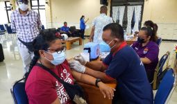 Niat Mulia Aaron Rumainum, Menjadi Vaksinator Covid-19 Demi Menyelamatkan Orang Banyak - JPNN.com