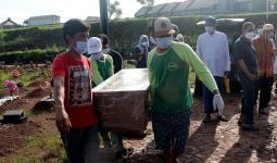 Tiba-Tiba Kuburan Khusus Jenazah Covid-19 Retak, Amblas, Peti Mayat Itu - JPNN.com