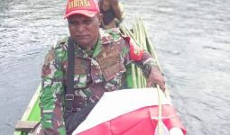 Personel TNI Ini Patut Dijadikan Contoh, Beli Bendera Pakai Uang Sendiri, Membagikannya Menggunakan Perahu - JPNN.com