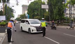 Mobil Mewah Putih Ini Seketika Diberhentikan Polisi Bandung, Ternyata - JPNN.com