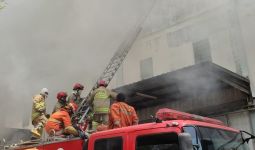 Kebakaran Gudang di Tanjung Priok, dari Pagi Belum Padam - JPNN.com