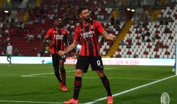AC Milan Gagal Wujudkan Duet Striker Gaek, Zlatan Ibrahimovic dan Olivier Giroud - JPNN.com