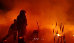 Puluhan Rumah Dibakar, Ratusan Warga Mengungsi - JPNN.com
