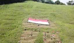 Merdeka! Merah Putih Berukuran Raksasa Terbentang di Puncak Gunung di Papua - JPNN.com