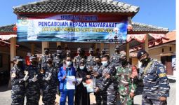 AAL Gelar Serbuan Vaksinasi Kepada Masyarakat Maritim di Pulau Mandangin Madura - JPNN.com
