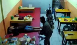 Terekam Kamera Pengawas, Pencuri Memakai Jaket Abu-abu Beraksi di Warung Makan - JPNN.com