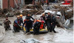 Puluhan Mobil Terseret Banjir Bandang, Ada 70 Orang Tewas - JPNN.com