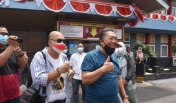 Bebas Bersyarat dari Penjara, Mantan Bupati Lampung Tengah Langsung Sujud Syukur - JPNN.com