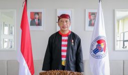 Upacara HUT Ke-76 RI, Menpora Amali Pakai Pakaian Adat Madura - JPNN.com