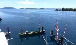 Lihat Para Nelayan Upacara dari Atas Perahu, Keren! - JPNN.com
