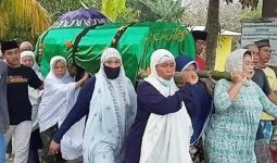 11 Warga Meninggal, Para Ibu pun Menggotong Keranda Jenazah - JPNN.com