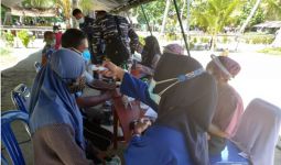 Koarmada III TNI AL Lanjutkan Serbuan Vaksinasi Dosis Kedua Kepada Masyarakat Pulau Soop - JPNN.com