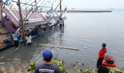 Kapal Penangkap Ikan Teri Karam di Pulau Lancang, Lihat Tuh Fotonya - JPNN.com