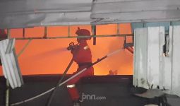 Kebakaran di Pulogadung, Rumah Semi Permanen dan Lapak Barang Bekas Ludes - JPNN.com