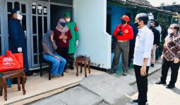 Lihat Nih, Jokowi Sampai Door to Door di Gang Tengok Masyarakat Divaksinasi - JPNN.com